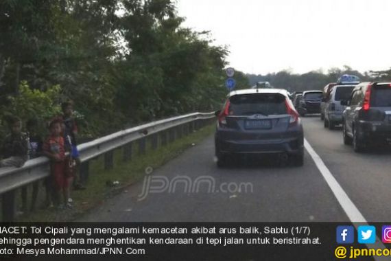 Tol Cipali Macet, Polisi Terapkan Contraflow - JPNN.COM