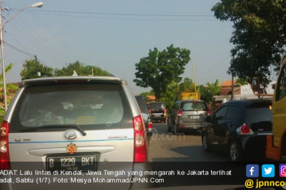 Lalin Padat, Sudah Sejam Lebih Terjebak di Kendal - JPNN.COM