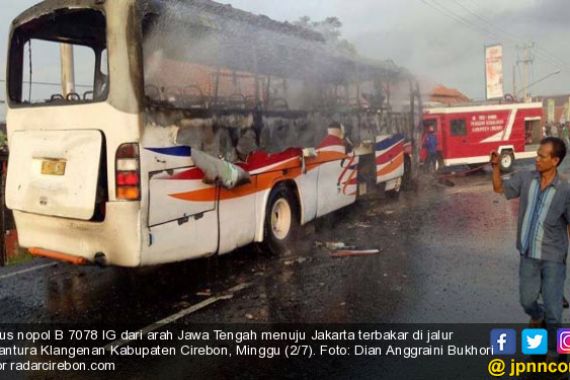Bus Arus Balik ke Jakarta Hangus Terbakar di Jalur Pantura - JPNN.COM