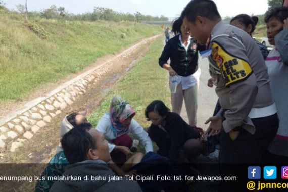 Penumpang Bus Melahirkan di Bahu Jalan Tol Cipali, Bayinya Perempuan - JPNN.COM