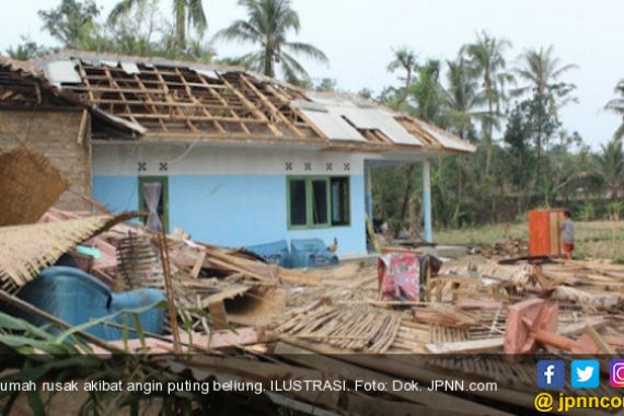Rumah Warga Rusak Dihantam Puting Beliung - JPNN.COM