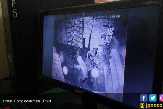 Pencuri Edan, Masuk Rumah Tanpa Busana, Terekam CCTV - JPNN.COM