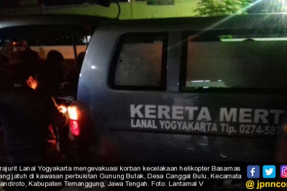Prajurit Lanal Yogyakarta Bantu Evakuasi Korban Kecelakaan Helly Basarnas - JPNN.COM