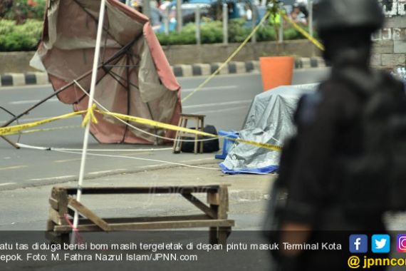 Lihat, Tas Diduga Berisi Bom Masih Ada di Depan Pintu Masuk Terminal Depok - JPNN.COM