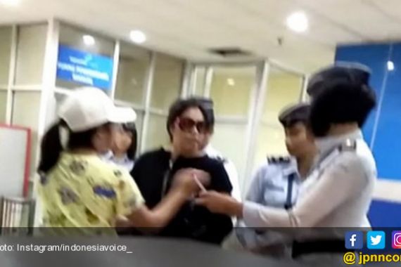 Istri Pejabat Tampar Sekuriti Bandara Sam Ratulangi, Lihat Videonya - JPNN.COM