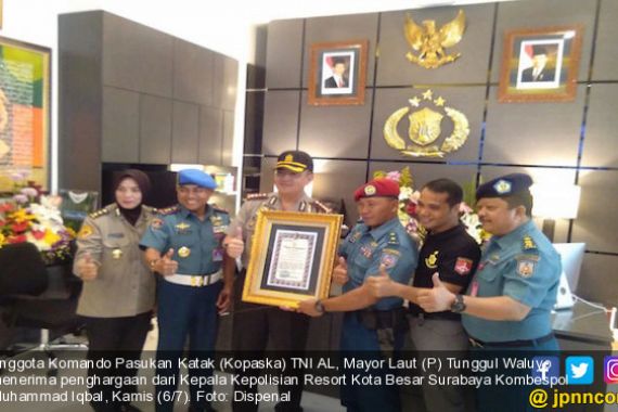 Gagalkan Pencurian, Anggota Kopaska TNI AL Terima Penghargaan - JPNN.COM