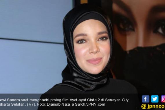Dianggap Merendahkan Muslimah Bercadar, Dewi Sandra Minta Maaf - JPNN.COM