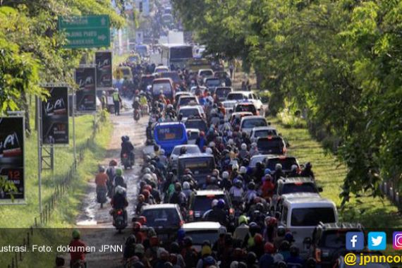 Macet, Jalinsum Lumpuh hingga Tujuh Jam - JPNN.COM