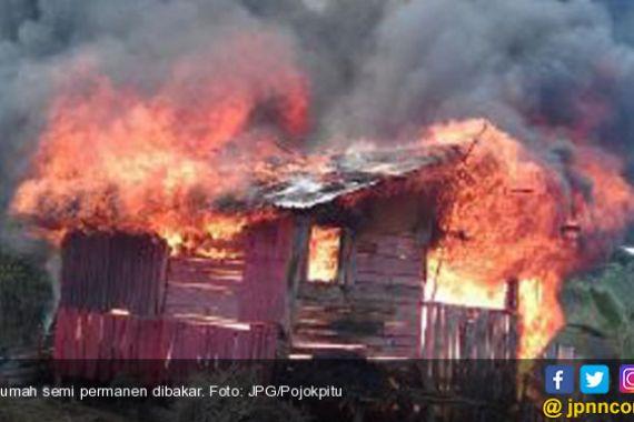Warga Ngamuk, Rumah Penuh Dosa Itu Akhirnya Dibakar - JPNN.COM