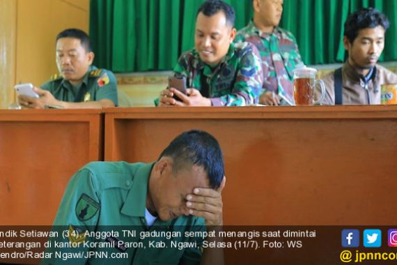 Pria Berseragam TNI Ini Menangis, Banyak Foto Perempuan di Tasnya - JPNN.COM
