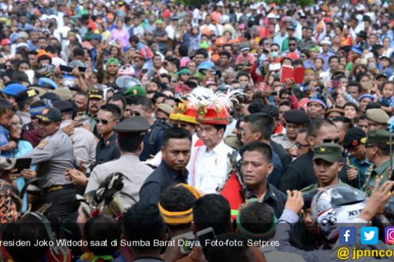Naik Kuda di Sumba, Jokowi: Ini Simbol Kesatria - JPNN.COM