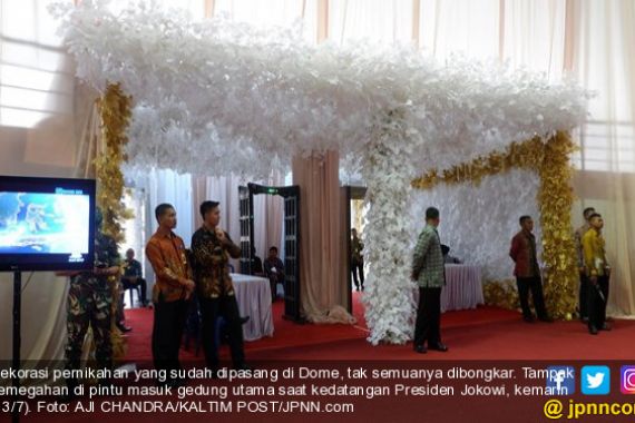 Presiden Jokowi Datang, Dekorasi Pernikahan Dibongkar - JPNN.COM
