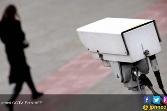Pria Misterius Terekam CCTV Lakukan Perbuatan Terlarang di Masjid - JPNN.COM
