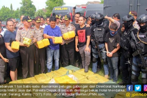 Polda Metro Boyong Lima ABK Pengangkut Sabu-sabu 1 Ton - JPNN.COM