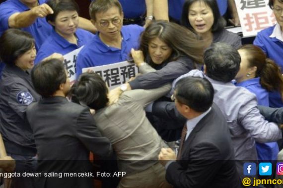 Gawaaat! Bahas Anggaran Proyek, Anggota Dewan Perempuan Saling Cekik - JPNN.COM