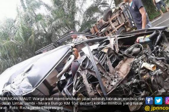 Tabrakan Maut Mini Bus vs Truk, Kondisi Bus Rusak Parah, Satu Korban Tewas - JPNN.COM