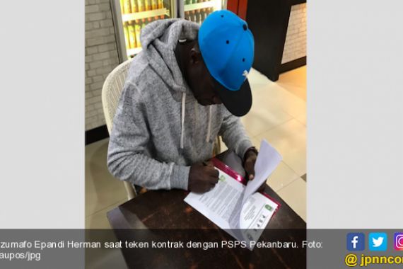 Deal, Akhirnya Dzumafo Resmi Bergabung dengan PSPS Pekanbaru - JPNN.COM