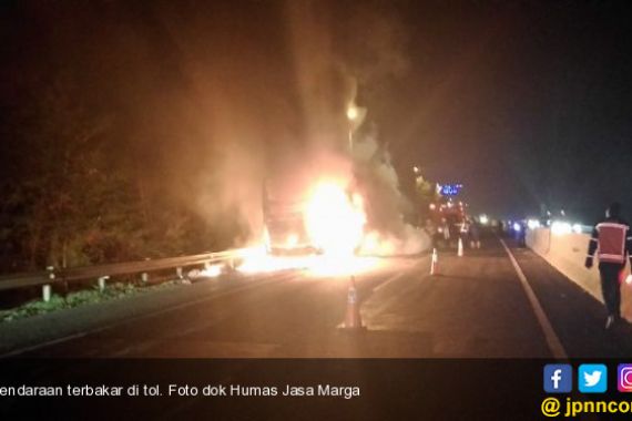 Bus Tabrak Kendaraan Pribadi Hingga Terbakar, Jasa Marga Beri Peringatan! - JPNN.COM