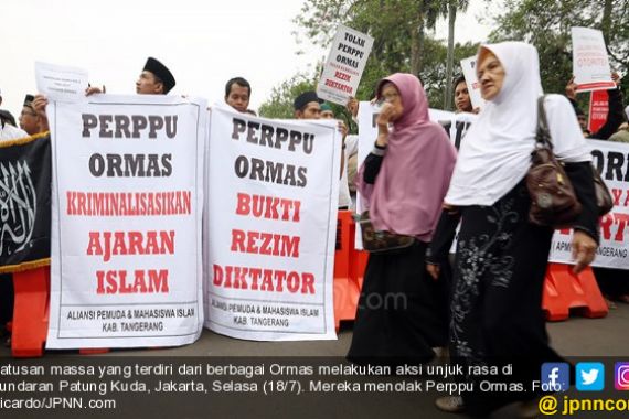 Aksi Tolak Perppu Ormas Bubar, Sebagian Terisak - JPNN.COM