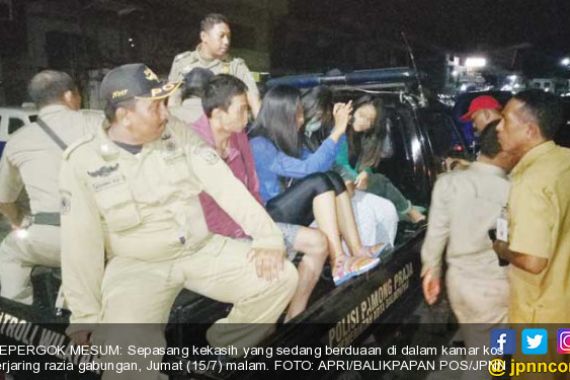 Hmmm... Kakek Tertangkap Basah Bareng 2 Wanita Muda di Kamar - JPNN.COM
