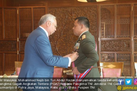 Jenderal Gatot Terima Tanda Kehormatan dari Kerajaan Malaysia - JPNN.COM