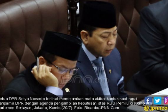 Novanto Mengantuk di Ruang Paripurna RUU Pemilu - JPNN.COM