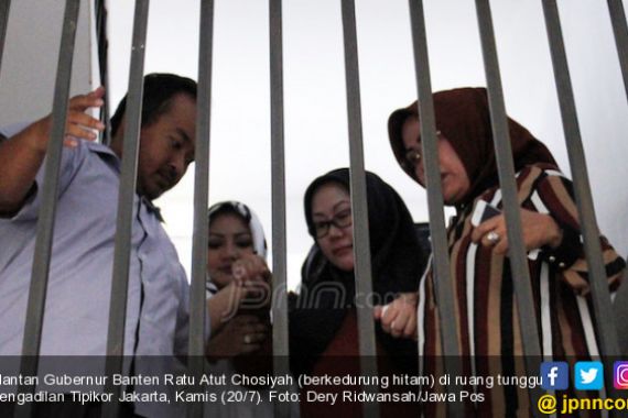 Terbukti Korupsi Korupsi Alkes Banten, Ratu Atut Diganjar 5,5 Tahun Penjara - JPNN.COM