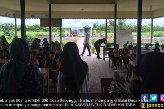 Miris! SD Negeri tak Punya Ruangan, Kelas 1-6 Dijadikan Satu di Balai Desa - JPNN.COM