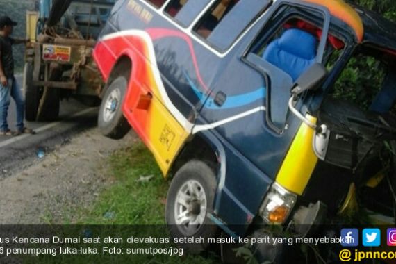 Bus Rombongan Pesta Nyungsep ke Parit, Duh, Ada Belasan Penumpang Terluka - JPNN.COM