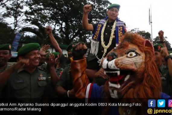 Diiringi Lagu-lagu Arema, Letkol Aprinko Menitikkan Air Mata - JPNN.COM