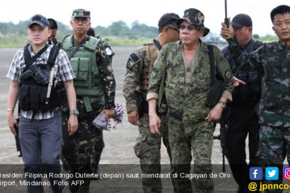 Kunjungi Marawi, Presiden Duterte Bagi-Bagi Arloji - JPNN.COM
