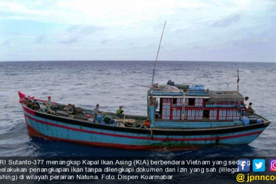KRI Sutanto-377 Tangkap Kapal Ikan Vietnam - JPNN.COM