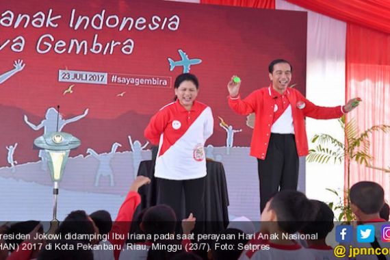 Jokowi Unjuk Kebolehan Bermain Sulap Saat Perayaan Hari Anak - JPNN.COM