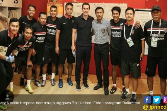 Gary Neville Sambangi Ruang Ganti Bali United, Nih Fotonya... - JPNN.COM