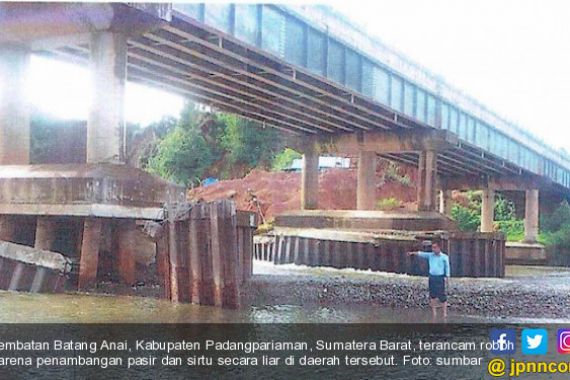 Lihat Nih, Jembatan Batang Anai Terancam Ambruk - JPNN.COM