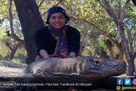 Bergaya Centil di Labuan Bajo, Sri Mulyani Foto Bareng Komodo - JPNN.COM