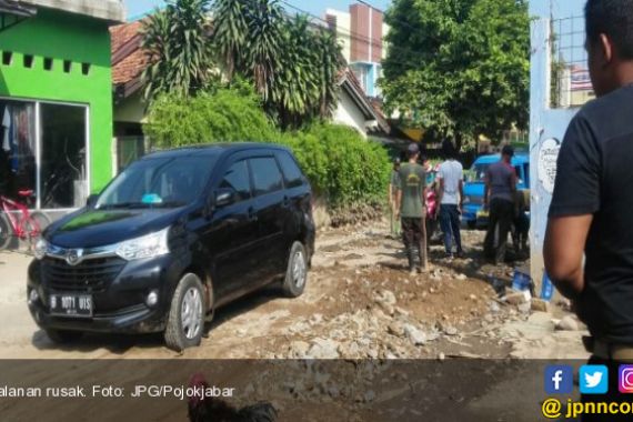 Jalan Rusak, Kades Terpaksa Perbaiki Pakai Duit Pribadi - JPNN.COM