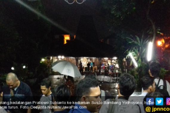 Hujan Deras Guyur Rumah Pak SBY - JPNN.COM