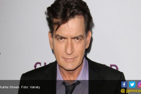 Hiii...Charlie Sheen Dituduh Sengaja Menularkan HIV ke Pasangan Gay-nya - JPNN.COM