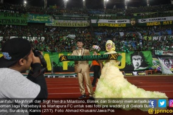 Heboh! Bonek Bikin Foto Pre Wedding di Gelora Bung Tomo - JPNN.COM