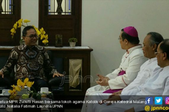 Sebelum Jumatan, Zulkifli Hasan Mampir ke Gereja Katedral - JPNN.COM