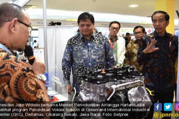 Jokowi Dorong SMK dan Pesantren Ikut Mewujudkan Kemandirian Industri - JPNN.COM