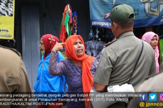 Ibu-ibu Pedagang Protes, Menangis Histeris - JPNN.COM