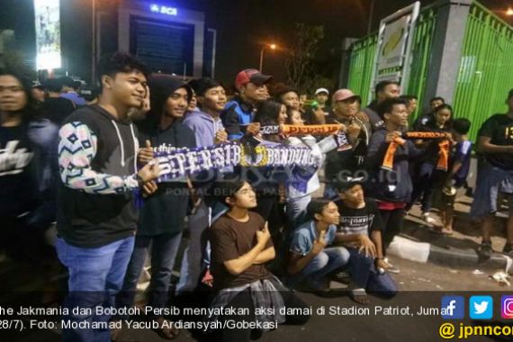 Dedengkot Viking Apresiasi Aksi 1000 Lilin Bobotoh-Jakmania di Bekasi - JPNN.COM