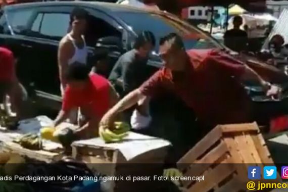 Pisang dan Pepaya Dibanting, Kadis Perdagangan Kota Padang Ngamuk di Pasar - JPNN.COM