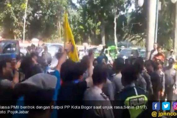 Remas Dada Petugas Satpol PP Saat Demo, Aktivis PMII Dilaporkan ke Polisi - JPNN.COM