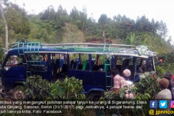 Bus Pelajar Terjun ke Jurang Sedalam 20 Meter, 4 Tewas, 7 Kritis, Ini Fotonya... - JPNN.COM