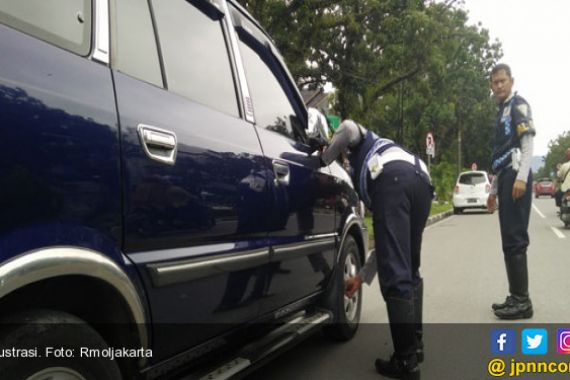Parkir Sembarangan di Jatipulo, Ban Mobil Digembosi Petugas...Rasain! - JPNN.COM