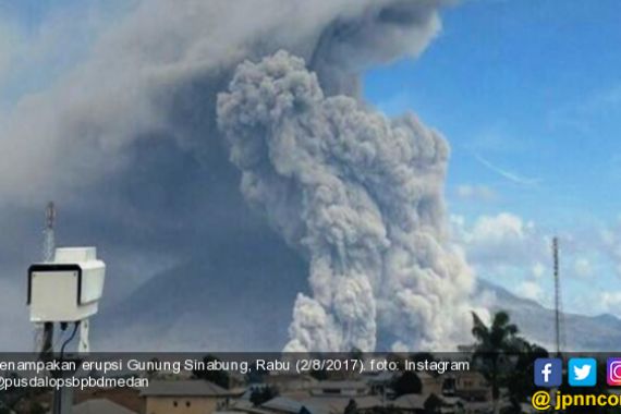 Ngeri, Gunung Sinabung Nyembur Setinggi 4500 Meter, Lihat Videonya di Sini - JPNN.COM