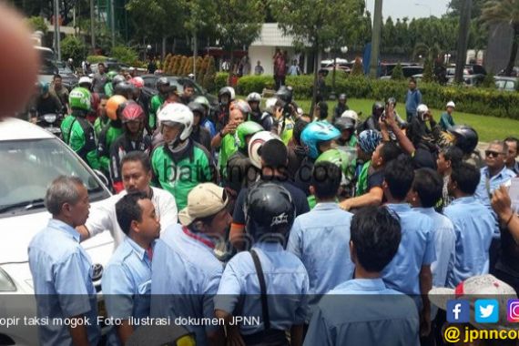 Taksi Pangkalan Mogok, Bandara Hang Nadim Berdayakan Bus - JPNN.COM